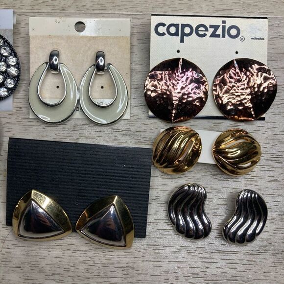 Vintage, 8 Pairs of Metal Drop Stud Dangling Earrings Capezio in Invicta Case - Picture 6 of 7